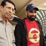 अमरोहा में अपने फार्म हाउस पर बातचीत करते मोहम्मद शमी