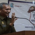 सुरक्षा के उपाय बताते डीसीपी साइबर अपराध