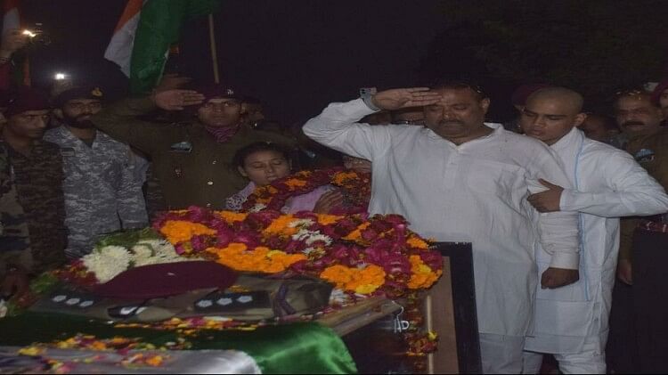 Captain Shubham mortal Defence Ministry officials brought Defense Minister message salute picture