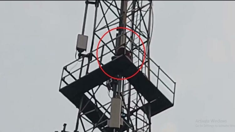 Bhilai: चुनावी विवाद में दो पक्षों में मारपीट,थाने में पार्षद और उसके बेटे ने की गुंडई,टावर पर चढ़ा पीड़ित