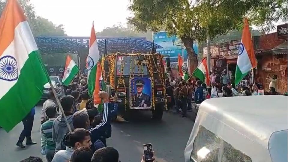 Captain Shubham's mortal remains reached Agra Air Force Station crowd gathered for darshan