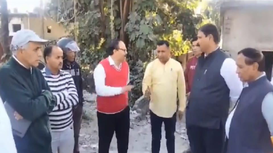Executive Engineer of Public Works Department and Municipal Commissioner arguing among themselves in haldwani