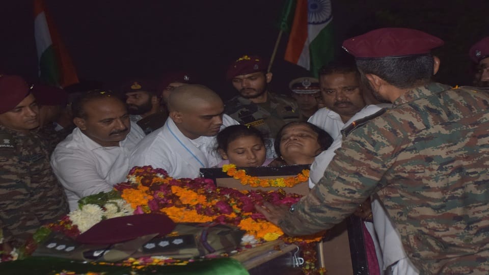 Captain Shubham Gupta last journey Mother became unconscious father proudly saluted his son