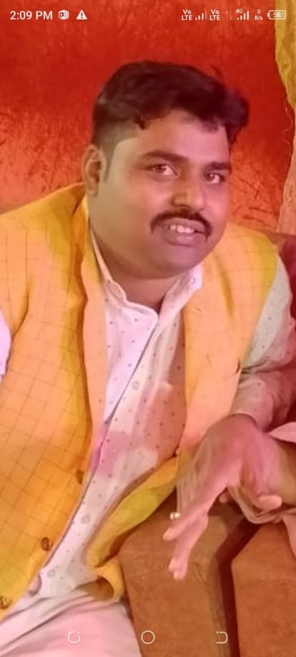 Azamgarh: बाइक और कार में जोरदार टक्कर, अंतिम संस्कार से लौट रहे युवक की मौत; दूसरा घायल Azamgarh: Bike and car collide, youth returning from funeral killed; The second injured