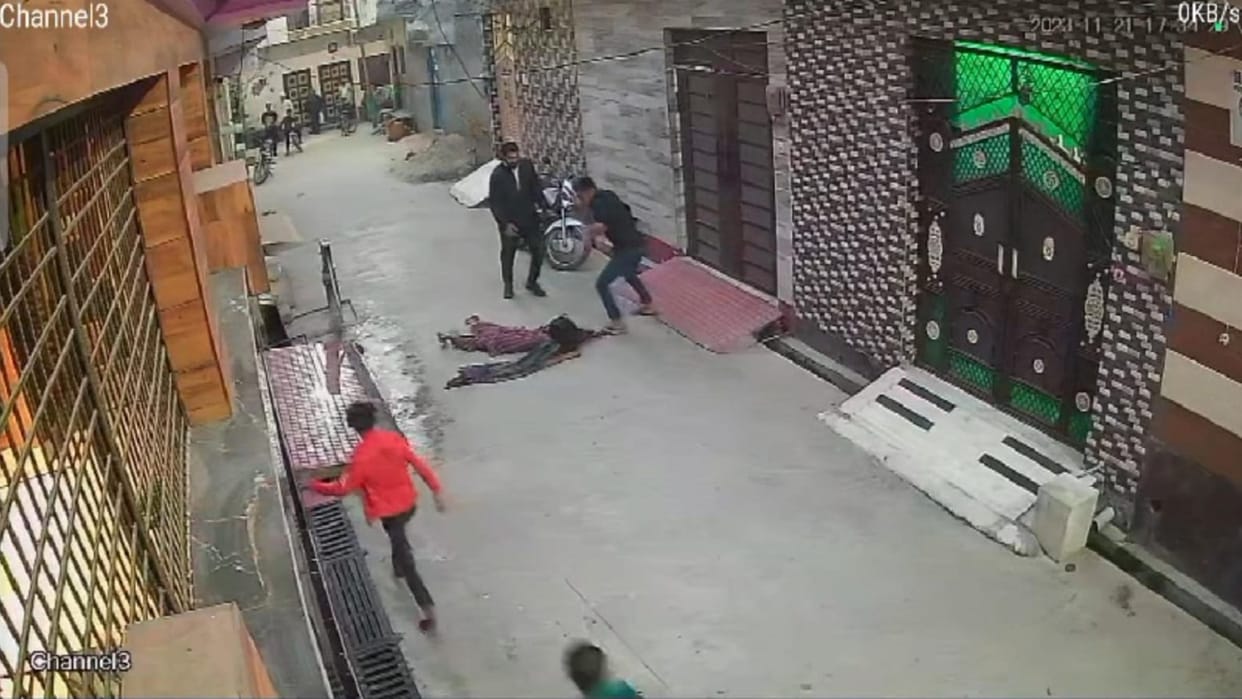 Man beat old woman badly with kicks and punches In Ghaziabad