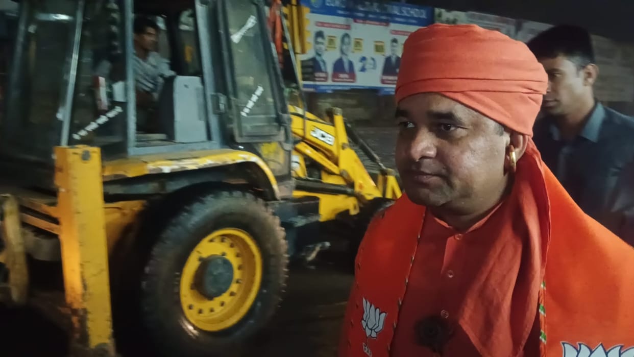 Rewari: Baba Balak Nath arrived with bulldozer to demolish the ramp, returned after talking to administration