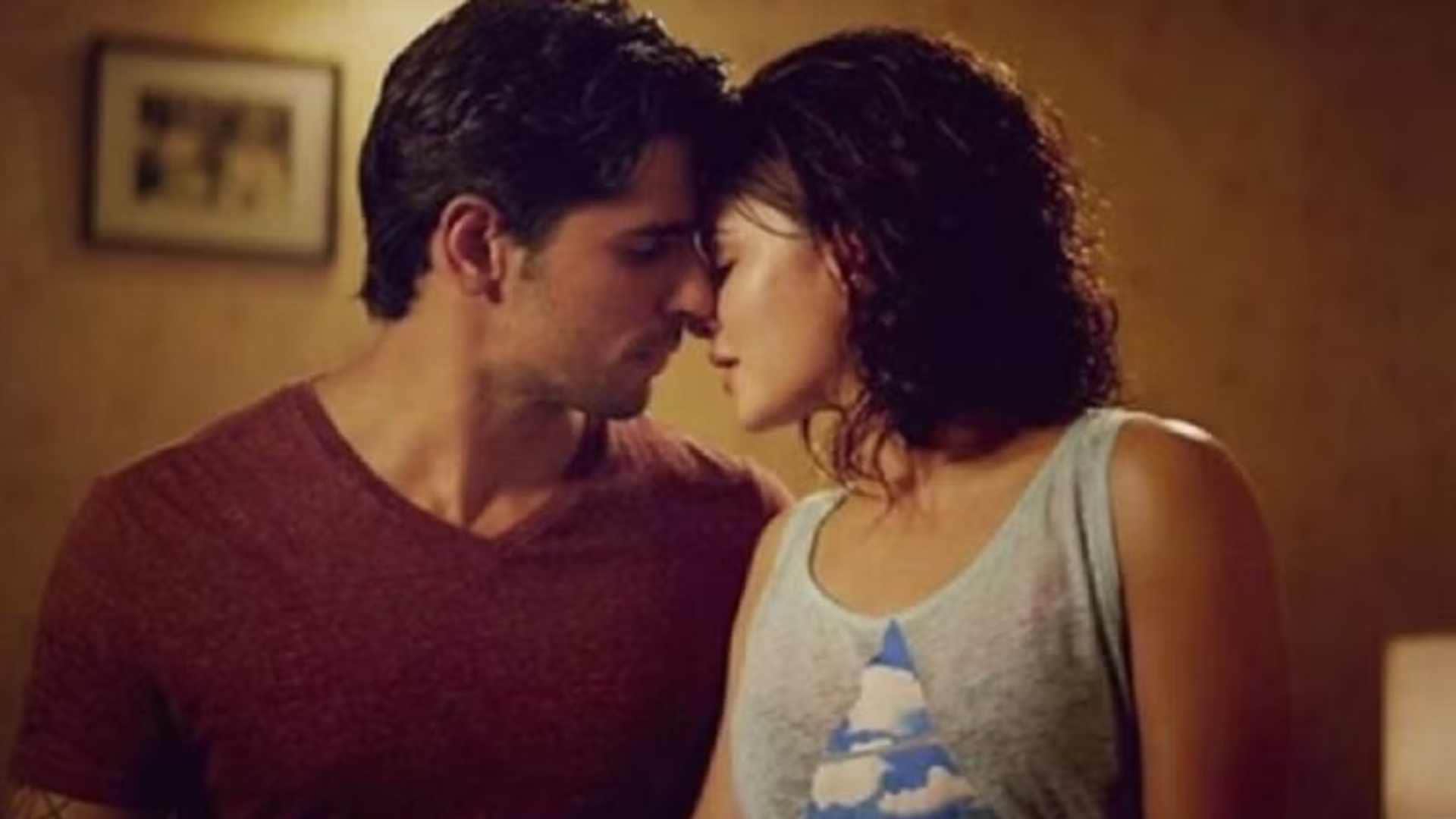 Bollywood Stars Who Uncontrolled While Giving Kissing Scene Ranveer Deepika Vinod Khanna Dimple Kapadia
