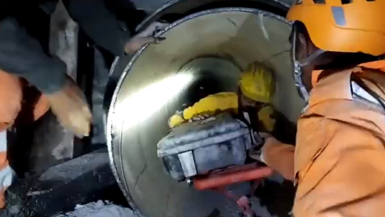 Uttarkashi Tunnel Rescue News: Laborers Will Be Taken Out Of Escape Tunnel Through Pipes By Stretcher