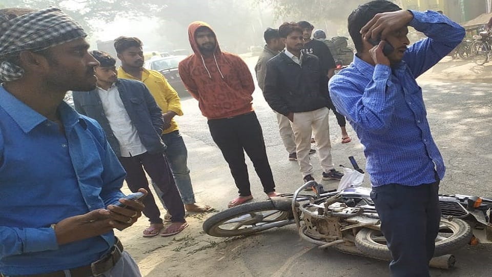 Tragic road accident in Etah Canter crushed bike riders two-year-old daughter and mother died