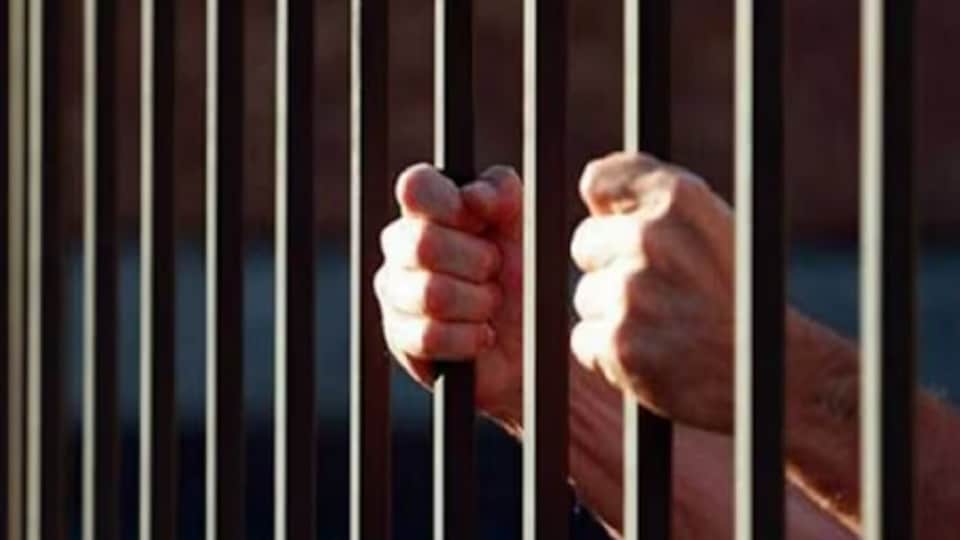 Barwani News Assistant teacher took bribe to sign seal on certificate