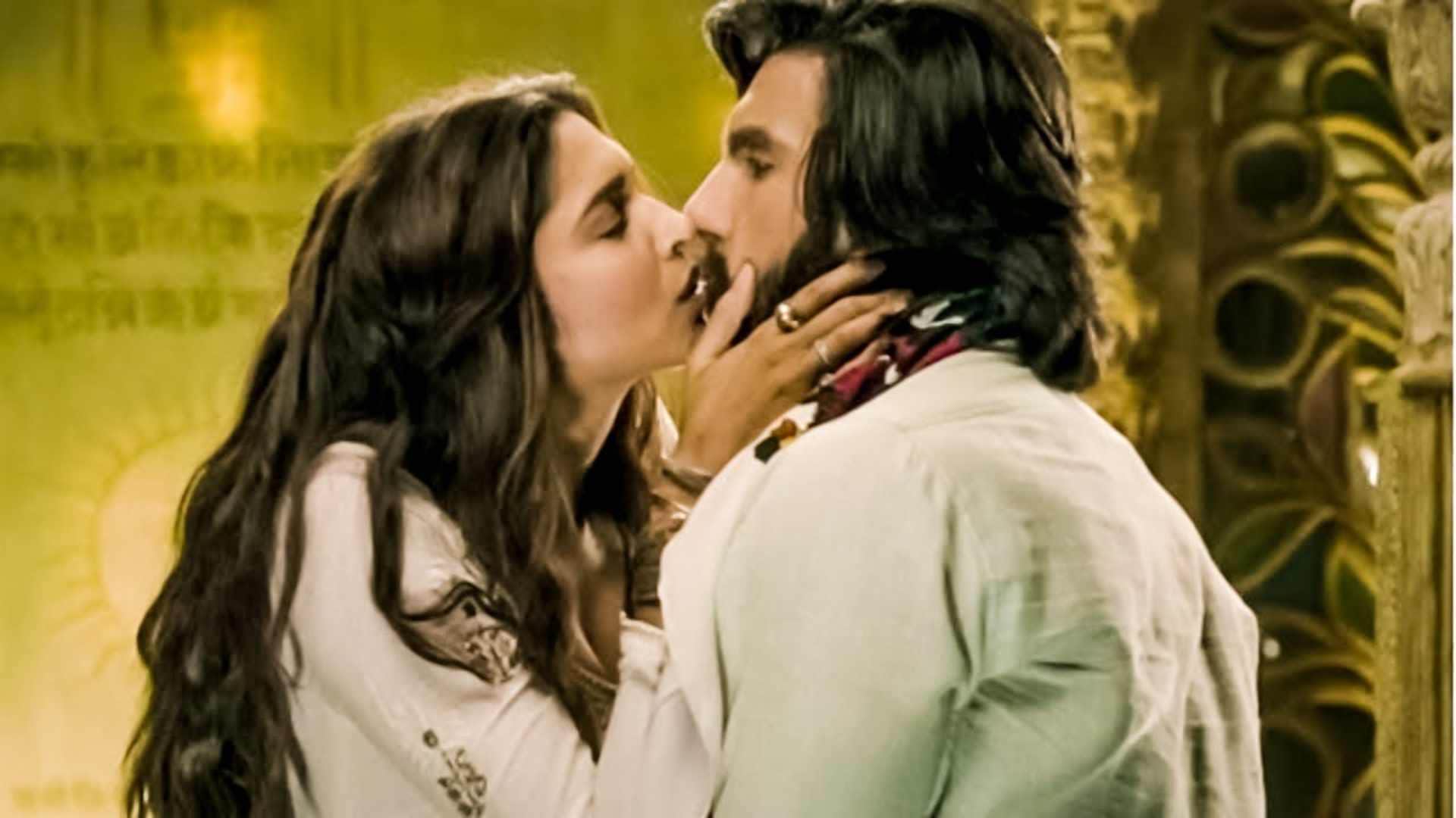 Bollywood Stars Who Uncontrolled While Giving Kissing Scene Ranveer Deepika Vinod Khanna Dimple Kapadia
