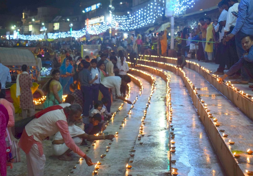 Dev Diwali, Ramghat lit up with countless lamps in Dharmanagari, people from UP-MP arrived in large numbers