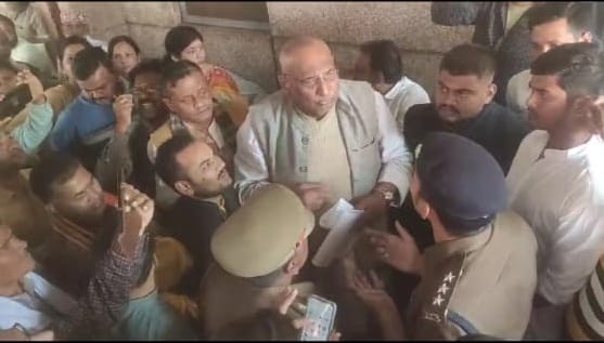 Case of death of two in Chitrakoot road accident, former MP staged protest, CO line attached