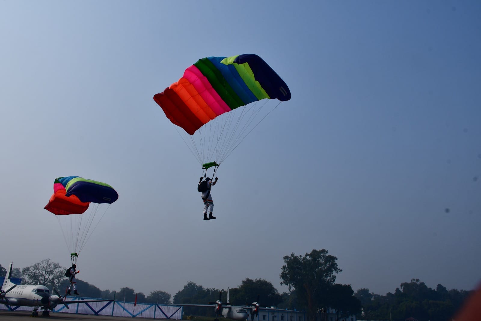 Kanpur Airshow, Warriors showed tricks with a four kg rifle, jumped with the tricolor from a height of 9000 fe
