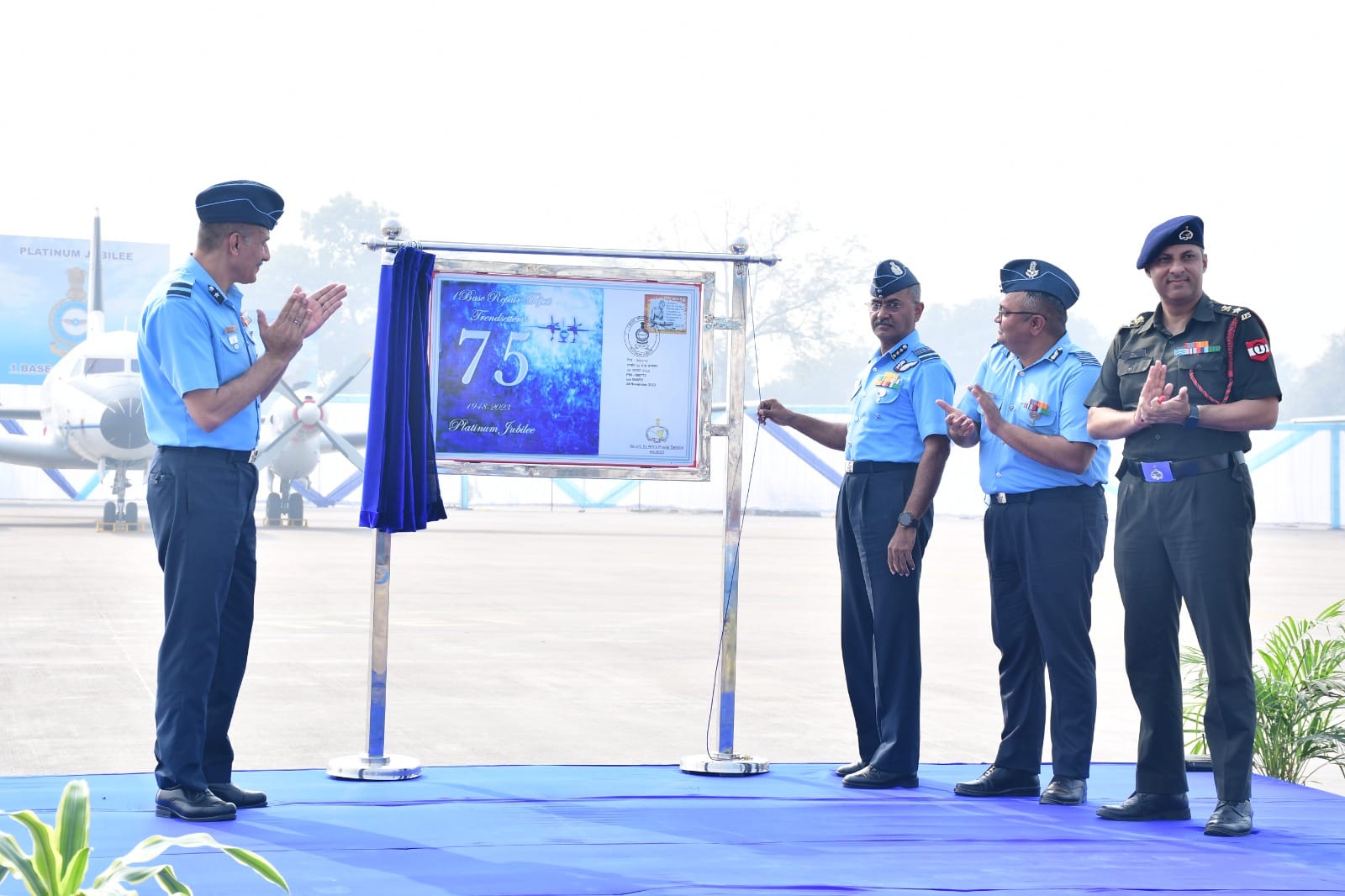 Kanpur Airshow, Warriors showed tricks with a four kg rifle, jumped with the tricolor from a height of 9000 fe