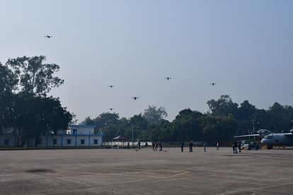 Kanpur Airshow, Warriors showed tricks with a four kg rifle, jumped with the tricolor from a height of 9000 fe