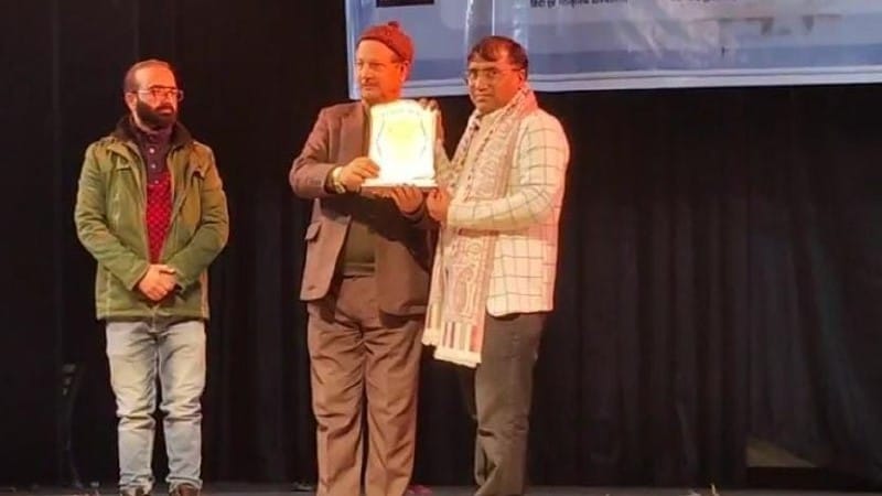 Dr. Arpan Jain gets 'Akshar' award in Kashmir will expand Hindi in the valley