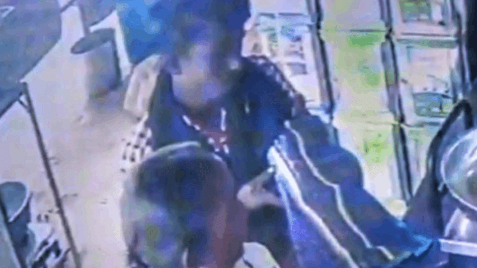 महिला के पैसे निकालते हुए चोर