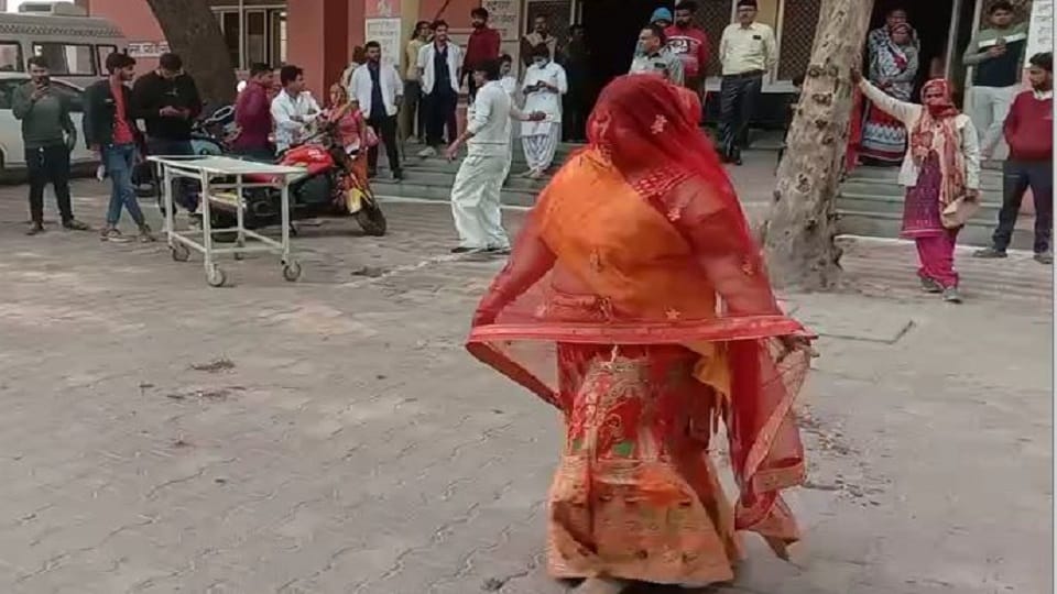 Suddenly woman started dancing on hymns of Kanha in district hospital crowd of onlookers gathered