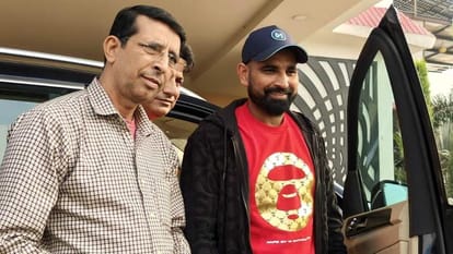अमरोहा में अपने फार्म हाउस पर बातचीत करते मोहम्मद शमी