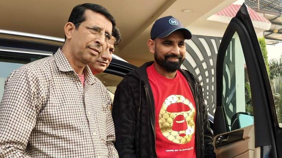 अमरोहा में अपने फार्म हाउस पर बातचीत करते मोहम्मद शमी