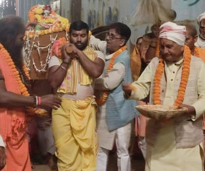 Devuthani Ekadashi: Varanasi devotees took a dip of devotion, Tulsi marriage was held at Ganga Ghat
