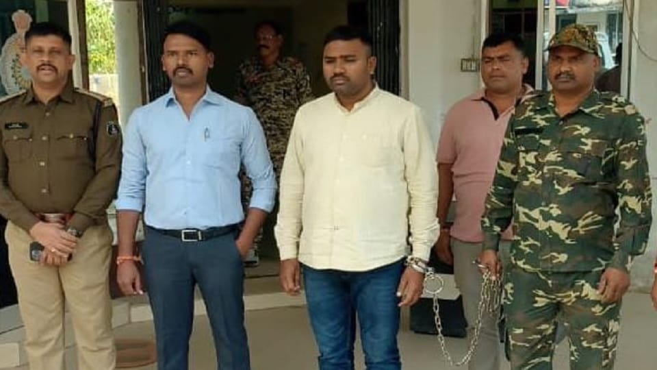 पुलिस की गिरफ्त में आरोपी