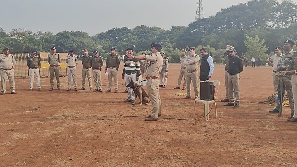 Police personnel did mock drill practiced to maintain law and order top officials were also present in Rajnand