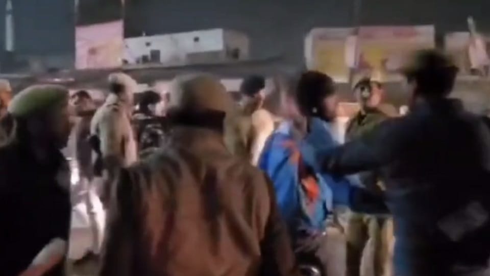 Policemen slapped the devotees who created ruckus in Kartik Purnima Fair video goes viral
