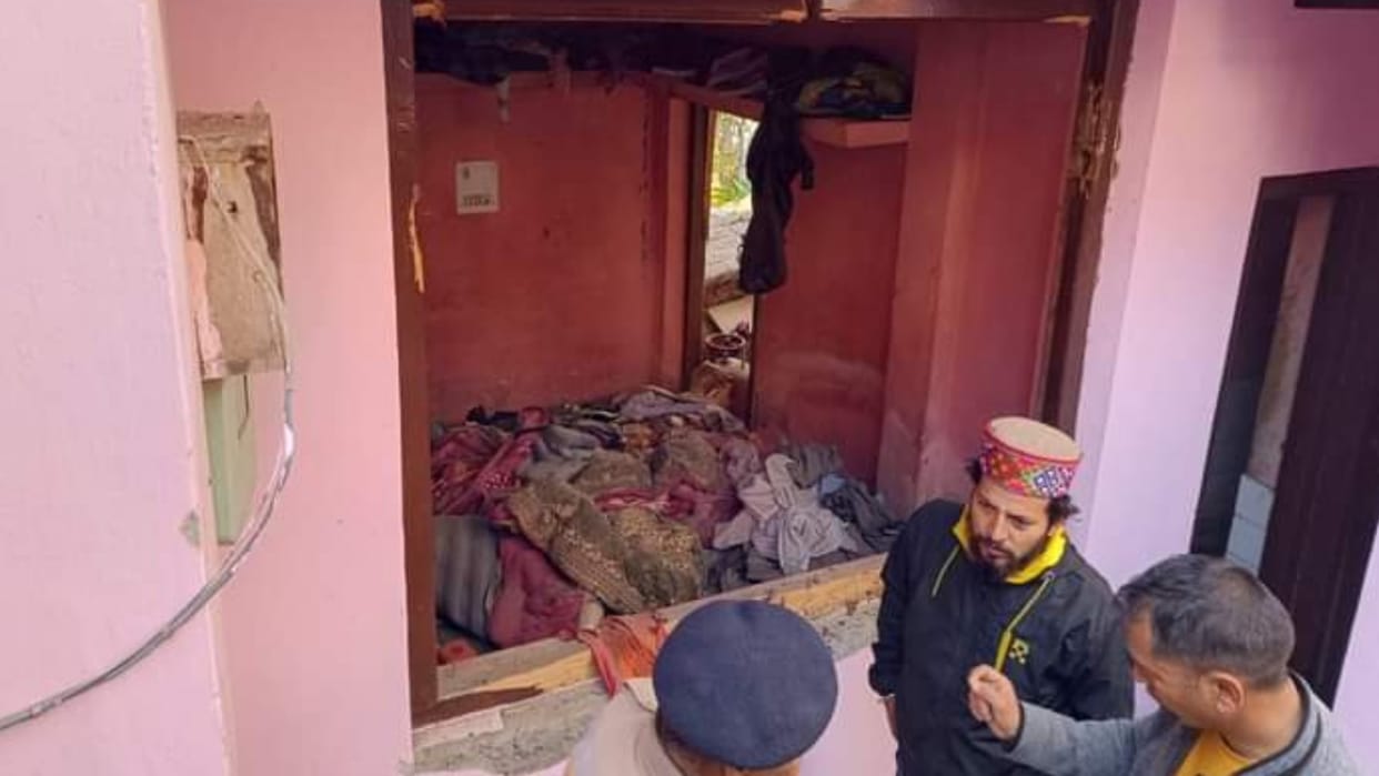 Blast at House doors windows damaged Police start probe in Sultanpur Kullu