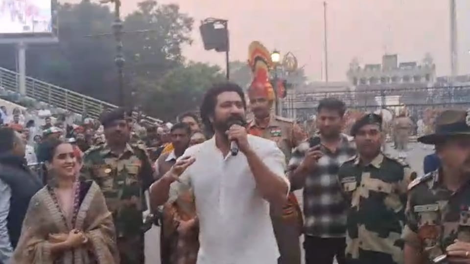 Actors Vicky Kaushal and Sanya Malhotra visited Golden Temple and attari border