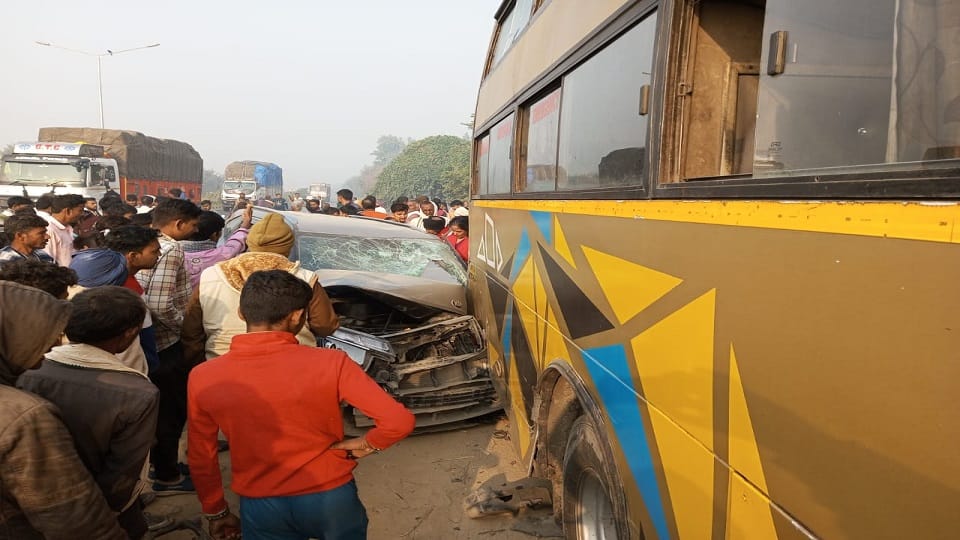 six people injured as car collides with bus on Sitapur-Bareilly highway