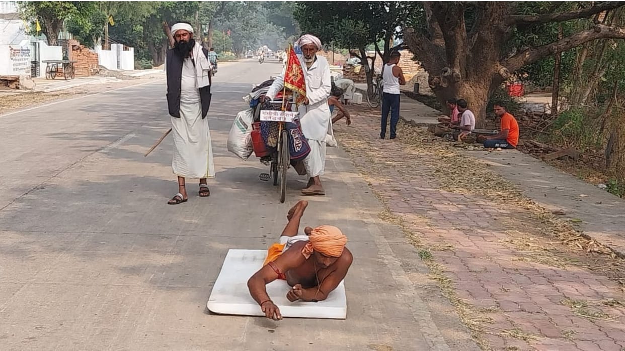 Damoh: Sadhu set out to travel to Rameshwaram to pay his punishment started the 3400 km long journey
