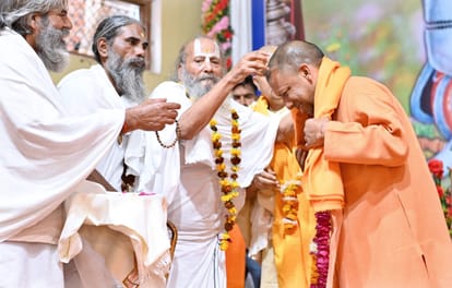 संतों के साथ सीएम