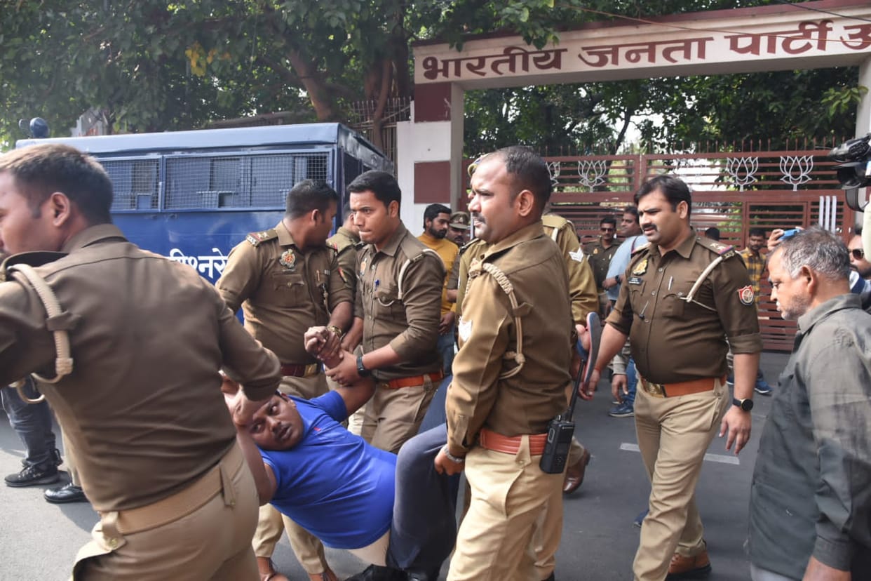 Lucknow: 69000 teacher recruitment candidates tried to surround BJP headquarters