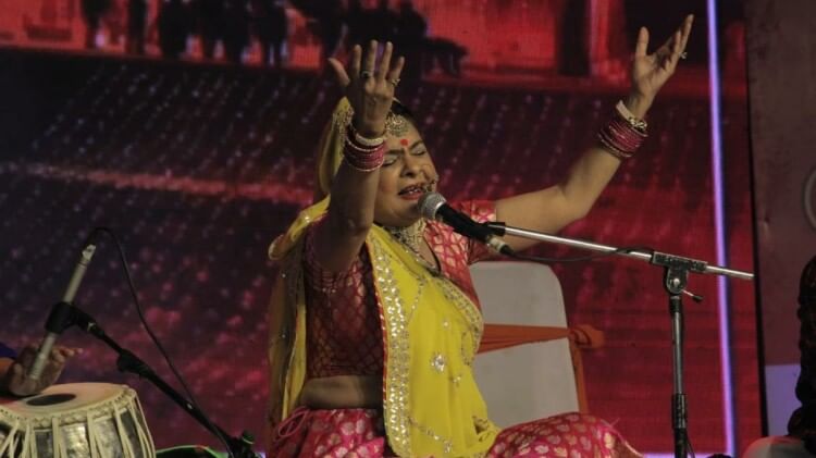 गंगा महोत्सव: मालिनी अवस्थी ने जब छेड़ा रेलिया बैरन पिया को लिए जाए रे... खनकती आवाज में हर-हर महादेव का जयघोष