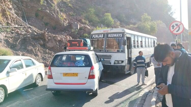 Car Bus Collision near Sanwara Toll Plaza in Solan Himachal Pradesh