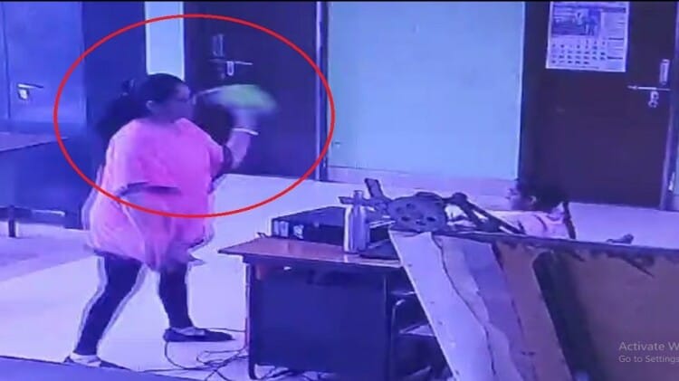 Bhilai: स्टील प्लांट में महिला अधिकारी का तांडव, ट्रेनी के सिर पर मारा टिफिन, CCTV कैमरे में कैद हुई करतूत