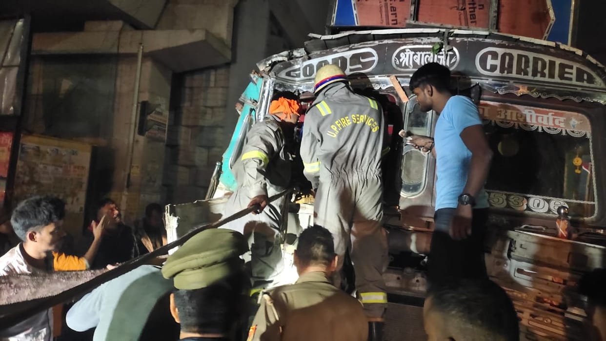 Lucknow: Loaded truck rammed into the back of the truck, driver and cleaner buried