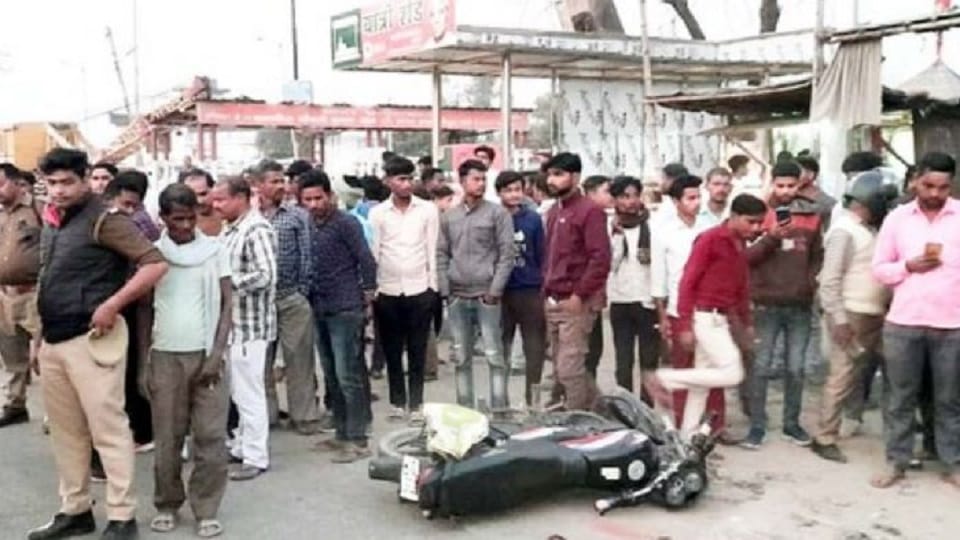 husband and wife killed as truck crashed the bike in shahjahanpur