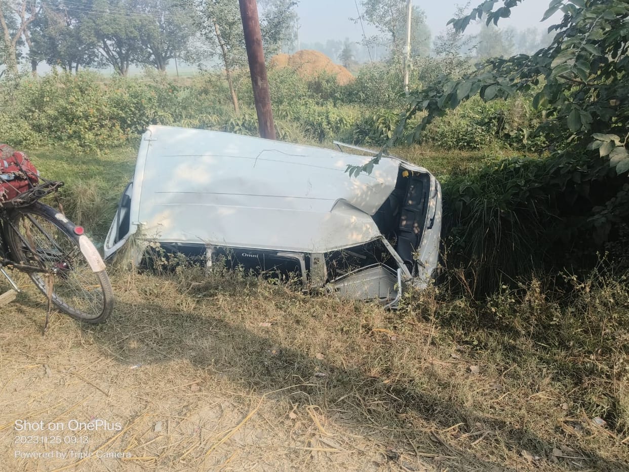 Barabanki: Car overturns while returning from wedding ceremony, woman and grandson death