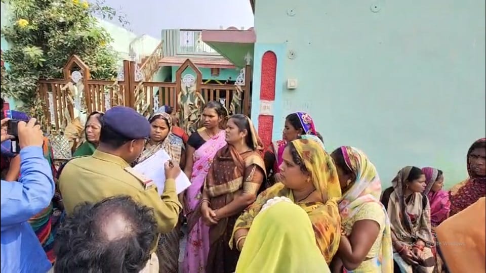 अवैध शराब को लेकर लामबंद हुईं महिलाएं