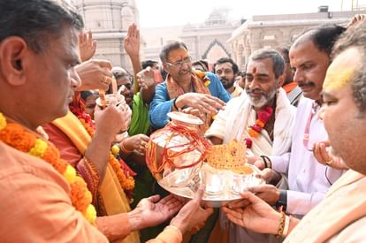 Vishwanath Dham: A gold crown studded with gems weighing 400 grams was offered to Baba