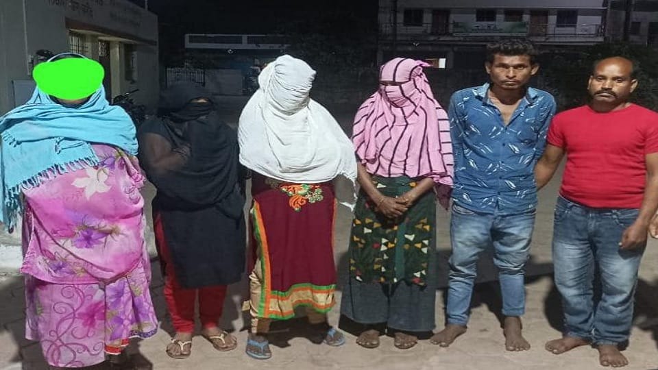 देह व्यापार में गिरफ्तार
