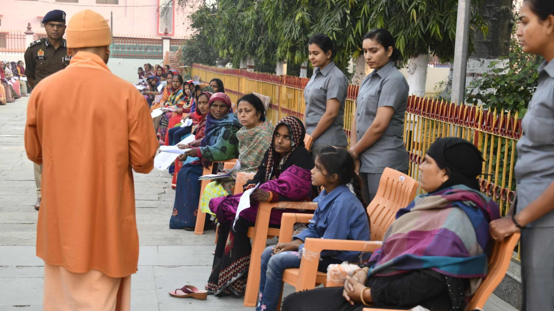 CM Yogi listened to the problems of 300 people in Janata Darshan