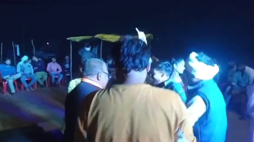 Video of bar girls in Maurang mine goes viral, mafia seen showering notes, police engaged in investigation