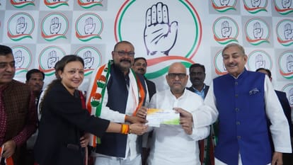 कांग्रेस की सदस्यता दिलाते कांग्रेस प्रदेश अध्यक्ष अजय राय।