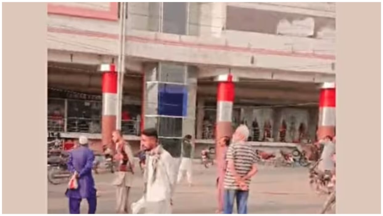 Pakistan Karachi shopping mall fire several dead and injured many feared trapped news and updates