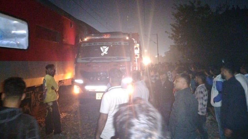 Drunk driver ran truck on railway track in Ludhiana