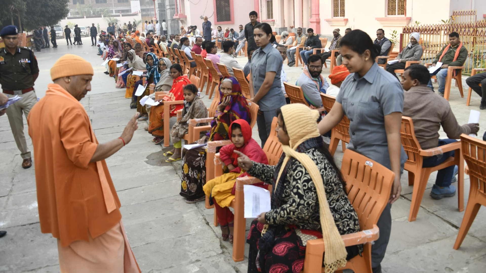 CM Yogi listened to the problems of 300 people in Janata Darshan